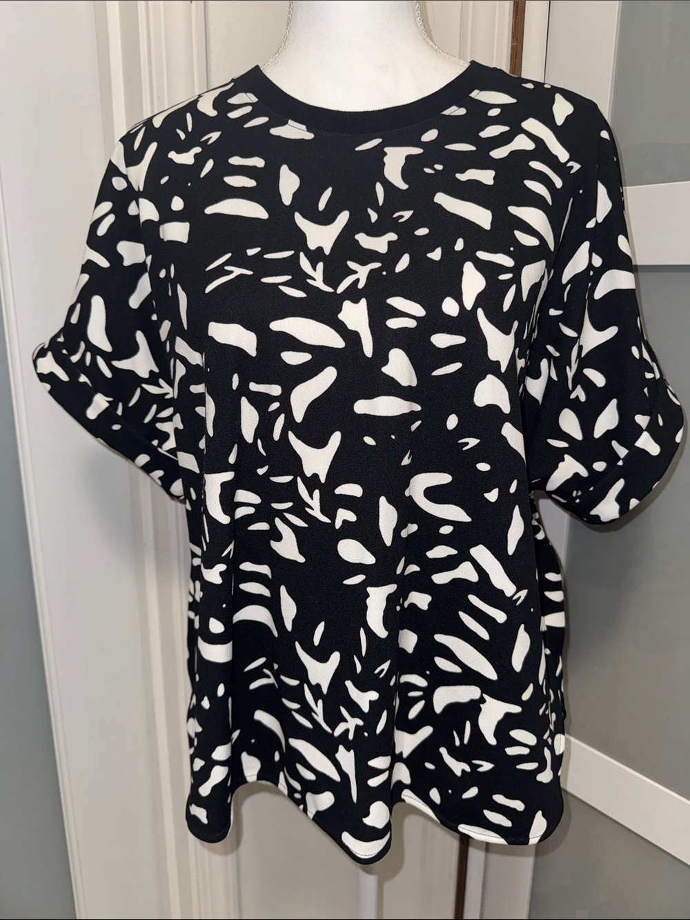 MELLODAY Black and White Abstract Pocket Tee